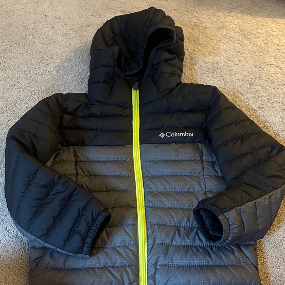 Columbia Two-Tone Puffer Jacket with Vibrant Zipper
